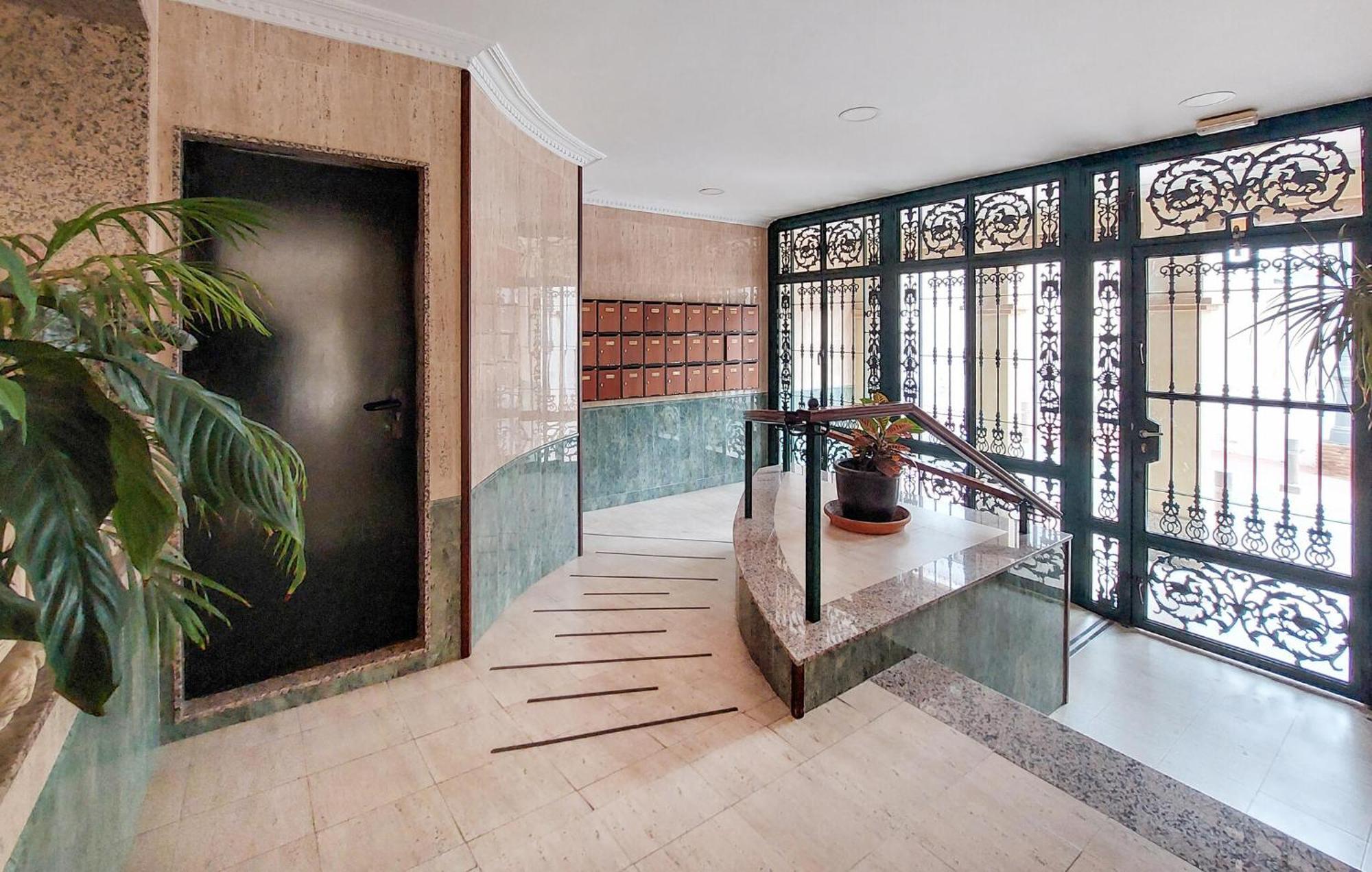 2 Bedroom Stunning In Apartment *